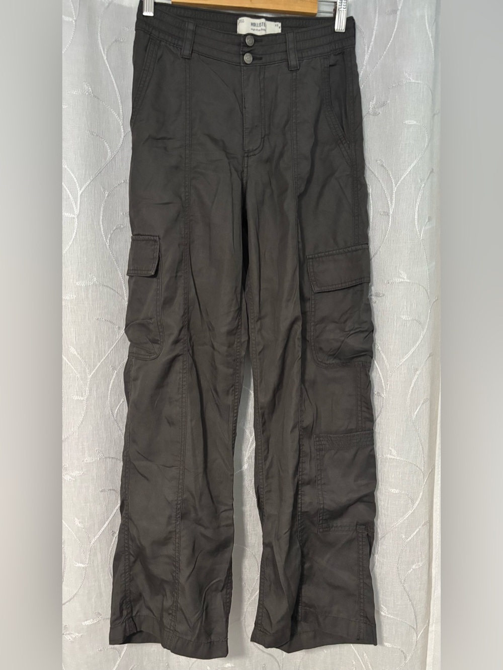 Hollister Dusty Gray Women’s Cargo Pants with Multiple Pockets
